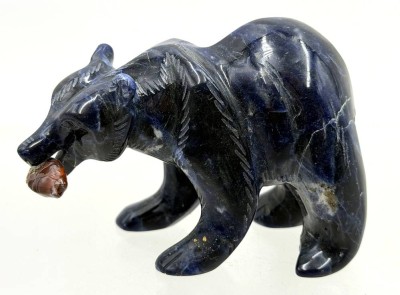 Auktion 371<br>Stein-Bär mit Fisch im Maul, Sodalith, H-6 cm, L-8,5 cm [1]