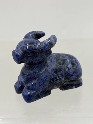 Auktion 371<br>handgeschnitzte Wasserbüffel-Skulptur aus Sodalith-Edelstein, H-5,5 cm, L-7 cm [1]