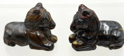 Auktion 371<br>zwei handgeschnitzte liegende Pferde, Tigerauge, H-5 cm, L-6,5 cm [1]