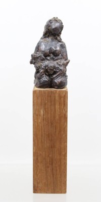 Auktion 371<br>Figur auf hohem Holzsockel, wohl Stuck, undeutl. signiert,  ca. H-29cm [1]