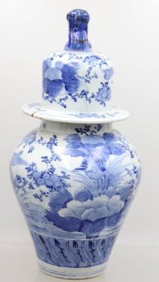 Auktion 371<br>Deckelvase, Japan, blaue Bemalung, Deckel leider mehrfach beschädigt, ca. H-38cm [1]
