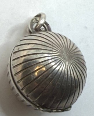 Auktion 371<br>kl. Kugelanhänger, Silber-835- als Medaillon, D-2 cm, 5,9 gr [1]