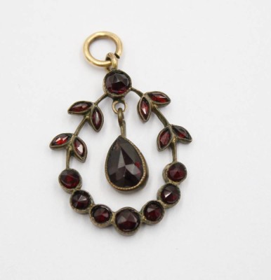 Auktion 371<br>antiker Granat-Anhänger, ca. L-2,5cm [1]