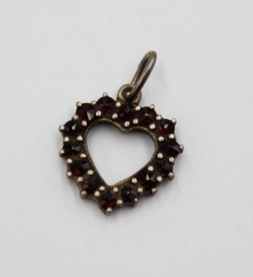 Auktion 371<br>kl. herzförmiger Granatanhänger, älter, ca. L-2cm [1]