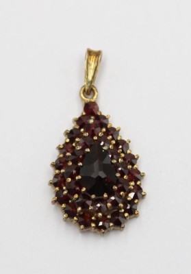 Auktion 371<br>Granatanhänger in vergoldeter Silberfassung, zus. 3,4gr., L-3cm [1]