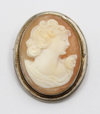 Auktion 371<br>Brosche/Anhänger, Cameé, älter, versilberte Fassung, ca. 3 x 2,3cm [1]