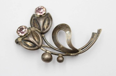 Auktion 371<br>925er Silber-Brosche, floral gearbeitet, wohl Hermann Siersbøl, ca. L-5cm [1]