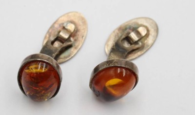Auktion 371<br>Paar Manschettenknöpfe, 925er Silber mit Bernstein, D-1,6cm , 6,3gr., [1]