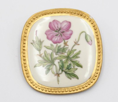 Auktion 371<br>Porzellan-Brosche/Anhänger, Royal Copenhagen, 925er Silbermontur, 1x kl. Chip, ca. 5 x 4,5cm [1]