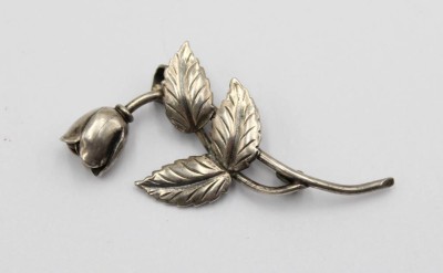 Auktion 371<br>Sterling-Brosche, Rose, Danmark, wohl 50er Jahre, 3,3gr., L-4,7cm [1]
