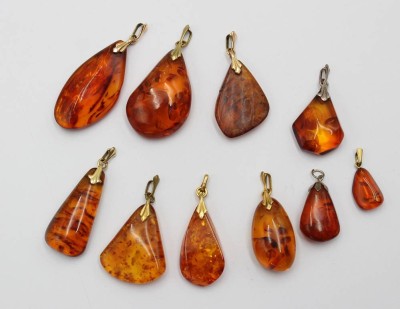 Auktion 371<br>10x div. Bernsteinanhänger, Doublé-Monturen, zus. 38,2gr., ca. L-6cm [1]
