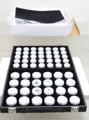 Auktion 371<br>Transportkoffer mit 59 Kapseln, anbei einige Farbsteine, Schwarzopal, Citrin, Turmaline und schwarzer Diamant [1]