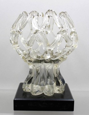 Auktion 371<br>Kunstglas-Objekt auf Holz, farbloses Glas, ca. H-24cm D-17cm [1]