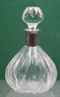 Auktion 371<br>Kristall-Karaffe, 835er Silberhals, Stöpsel bestossen, ca. H-25cm [1]