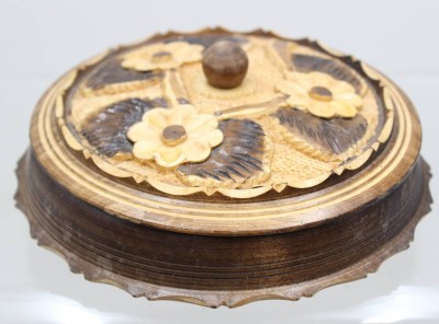 Auktion 371<br>beschnitzte Holzdose, älter, ca. H-8cm D-18cm [1]