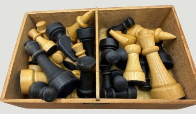Auktion 371<br>32 grosse Schachfiguren in Kasten, Holz, König H-8,2 cm [1]