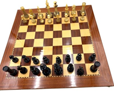 Auktion 371<br>Schachspiel mit 32 grossen Schachfiguren aus  Horn mit gr. Spielplatte, König H-11 cm, Platte 50x50 cm [1]