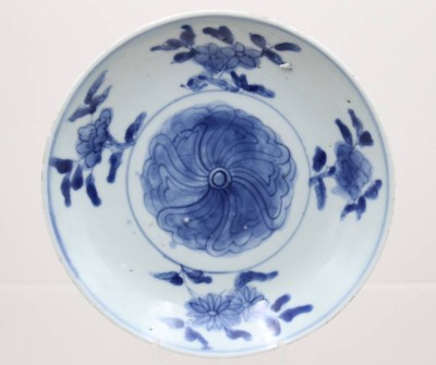 Auktion 371<br>Teller, China, blaues Dekor, Unterseite mit Wachssiegel, Rand mit Chips, ca. D-20,5cm [1]