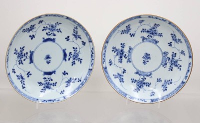 Auktion 371<br>Paar Teller mit blauen Dekoren, China, wohl älter, je altrissig und kl. Chips, je ca. D-21,7cm [1]
