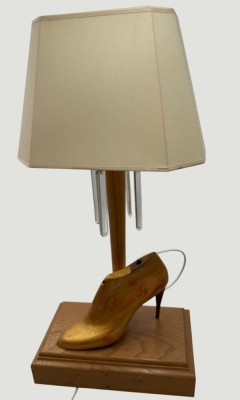 Auktion 371<br>Tischlampe mit  Damenschuh aus Holz mit 4 Glasprismen, H-61 cm [1]