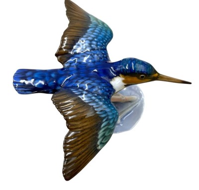 Auktion 371<br>Eisvogel von Rosenthal, auf Bättern, bemalt und signiert, Schnabelspitze minim. Abplatzer, H-12 cm, L-18 cm, B-21 cm, Entw.. Fritz Heidenreich, 1936 [1]