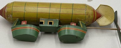 Auktion 371<br>Blech-Zeppelin?, ohne Hersteller, L-ca. 37 cm, bespielte Erhaltung [1]