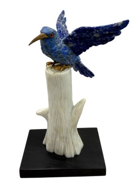 Auktion 371<br>Kolibri aus Lapislazuli auf Quartz-Stamm, Platte schwarzer Marmor?, H-14 cm [1]