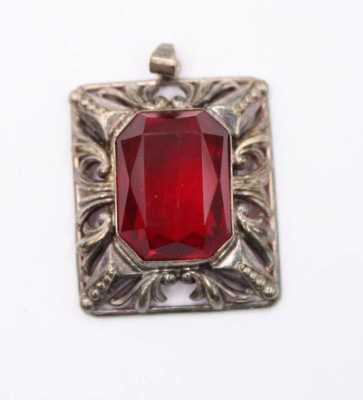 Auktion 371<br>835er Silber-Anhänger, um 1930, roter Stein, 10,6gr., 3 x 2,7cm [1]