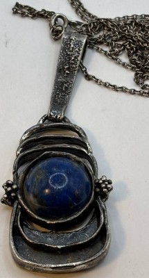 Auktion 371<br>vintage Brutalist Silberzinn-Kette und Anhänger, blaue Cabouchons, Anhänger L-7 cm [1]