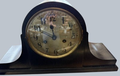 Auktion 371<br>Buffetuhr in Holzgehäuse, Werk läuft, H-23 cm, B-41 cm [1]