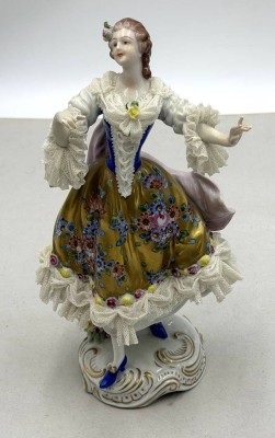 Auktion 371<br>grosse Tänzerin in Spitzenkleid ,  Aelteste Volkstedter Porzellanmanufaktur, Kleidersaum und 2 Finger bestossen, H-24 cm [1]