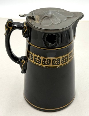 Auktion 371<br>Keramikkanne um 1890, wohl Gibson & Sons in Burslem, England,   Zinndeckel, guter Zustand, H-21 cm [1]