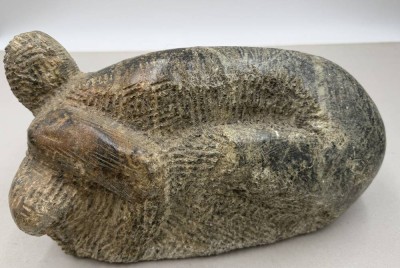 Auktion 371<br>Anne-Gret Winkler (1944 - 2018) liegendes Paar,  graue Steinplastik, undeutlich signiert, H-16 cm, L-30 cm (s. google-Galerie11) [1]