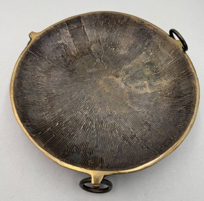 Auktion 371<br>grosse massive Bronze-Anbietschale, geriffelt, mit 3 Ringen [1]