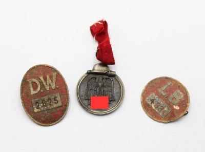 Auktion 371<br>Winterschlachtmedaille sowie 2x div. Werksmarken [1]
