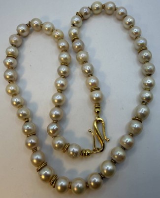 Auktion 371<br>Perlenkette mit Goldschliesse-750- und Gold Zwischenelementen, Perlen D-ca. 0,7 cm [1]