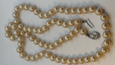 Auktion 371<br>lange Perlenkette mit Silberschliesse-835-, L-70 cm, Perlen 0,9 bis 1 cm [1]