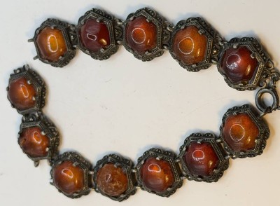 Auktion 371<br>altes Silber-Armband mit Bernsteinen und Markasiten, gerissen, L-ca. 19,5 cm, 18,61 gr. [1]