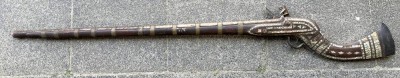 Auktion 371<br>Steinschlossgewehr, Afghanistan, 19. Jh., Rundlauf,  Vollholzschaft mit Ziereinlagen aus Perlmutt und Messing, Fehlteile, wohl keine Funktion, L-134 cm [1]