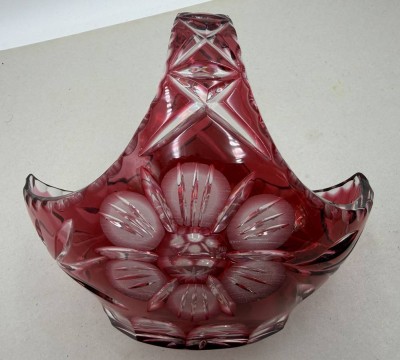 Auktion 371<br>vintage Kristall-Henkelkorb, rot überfangen und Blumenschliff, um 1970, H-20 cm, 20x14 cm [1]
