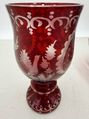 Auktion 371<br>böhmische Rubinglas-Vase mit Überfangtechnik und geschliffenem Jagdmotiv, H-16 cm [1]