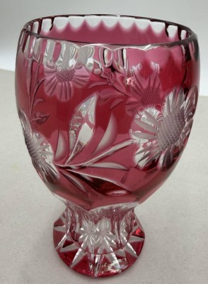 Auktion 371<br>böhm. Pokalglas, überfangen und Blumenschliff, H-13 cm [1]