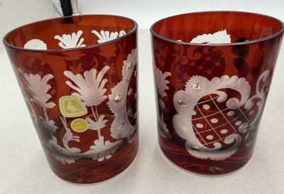 Auktion 371<br>2x Rubinglasbecher mit Barockschliff, Handarbeit, Tikett Alfred Taube, Vohenstrauss, H-9 cm [1]