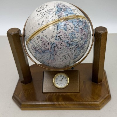 Auktion 371<br>Quartz Tischuhr mit Erdglobus in Holzstand, H-20 cm, B-21 cm, Uhr wohl sekundär, läuft [1]
