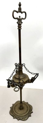 Auktion 371<br>Florentiner Öllampe, Messing, dreiflammig, mit Zubehör (Zange, Nadel und Löscher) an Ketten, Höhe ca. 53 cm, [1]