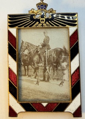 Auktion 372<br>kl. Foto eines Offiziers zu Pferd in in den Deutschen Farben emaill. kl. Fotorahmen, Kaiserreich,  5x3,3 cm [1]