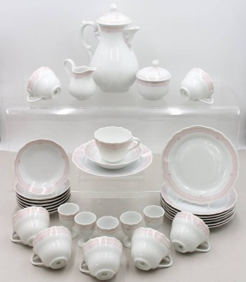 Auktion 372<br>Kaffeeservice, Hutschenreuther, Maria Theresia Windsor Rose, Kaffeekern, 8x kompl. Gedecke (1x Tasse bestossen), 5x Eierbecher, Kanne ca. H-23,5cm, Tasse ca. H-6,5cm [1]