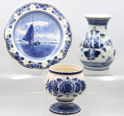 Auktion 372<br>3x div. Teile Delfter Keramik, 2x Vasen 1x Wandteller, ca. H-18cm Teller D-24,5cm [1]