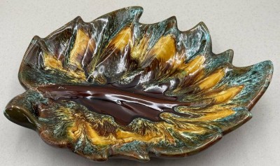 Auktion 372<br>grosse Majolika Blattschale, ca. 42x33 cm [1]