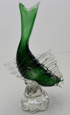 Auktion 372<br>Fisch auf Sockel, Murano, grün-klar mit Luftbläschen und Goldflitter, H-30 cm [1]